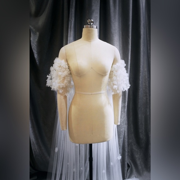 BESPOKE BRIDAL CAPE - Never worn - Picture 3 of 4